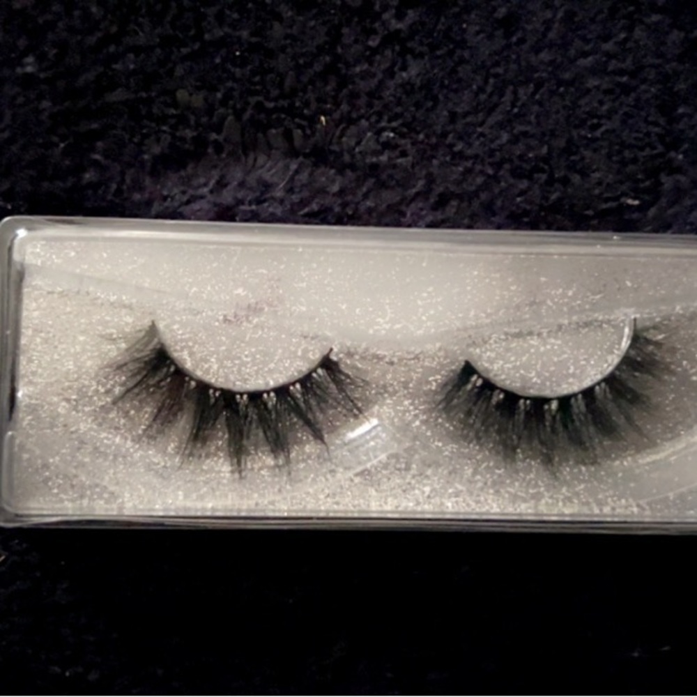 Lashes 🥰 - Picture 5 of 6